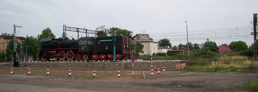 Panorama na dworzec, zabytkowa lokomotywa parowa - pomnik Ol49
