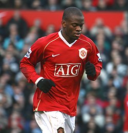 Louis Saha playing for Manchester United