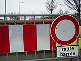 Verkéiersschëld C, 2a "Route barrée" aus dem Lëtzebuerger Code de la Route; hei zesumme mam Schëld E,24aa "délimitations d'un chantier".