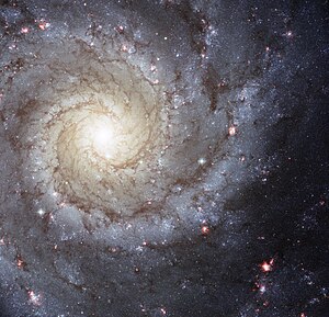 渦巻銀河M74。ハッブル宇宙望遠鏡が2003年と2005年に撮像したデータを合成した画像。