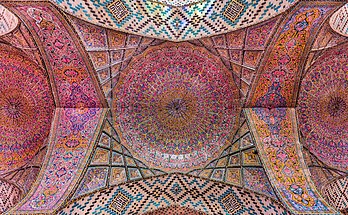 Teto da Mesquita Nasir ol Molk, também conhecida como a Mesquita Rosa, um templo muçulmano tradicional situado no distrito de Gowad-e-Arabān, Xiraz, Irã. A mesquita foi construída entre 1876 e 1888, por ordem de Mirzā Hasan Ali (Nasir ol Molk), um mandatário cajar (definição 7 041 × 4 340)