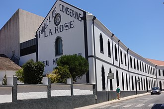 Fachada Noroeste do Museu, mostrando a marca da antiga fábrica de conservas La Rose.