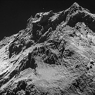 彗星表面の切り立った地形（10km上空より）