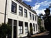 Oorspronkelijk huis van het split-level type, bestaande uit twee bouwlagen met een kap evenwijdig aan de straat en een kelder onder het voorhuis