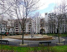 Square Marcel-Mouloudji avec au centre la fontaine sculptée par Hanich.