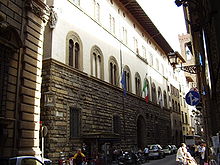 Palazzo Pazzi, showing the yellow-ochre pietra forte [it] sandstone and stuccoed architecture. Palazzo pazzi.JPG