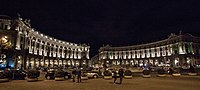 A Piazza della Repubblica köríves palotasora a fürdő déli falán elhelyezkedő exedra nyomvonalán épült