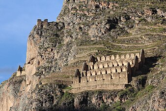 Colcas y torreón en Pinkuylluna