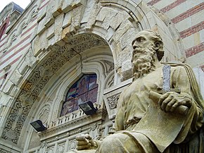 Statues and sculptures of the monumental entrance.