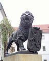 León sosteniendo el escudo de armas de Checoslovaquia.