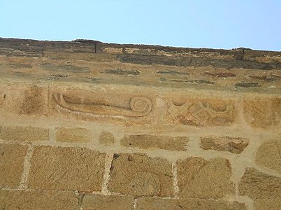 Motifs décoratifs sous la corniche de la partie gauche de la façade.
