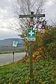 Rettungspunkt und Wegzeichen im Hunsrück an der Einmündung der K117 in die L212 unweit Weiler, Gemeinde Boppard Rheinland-Pfalz