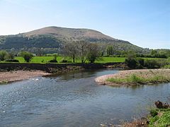 蒙茅斯郡的布洛倫吉山（英语：Blorenge），旁有艾維爾河（英语：River Usk）