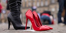 Red shoes as a symbolic protest for femicide Rode schoenen op de Dam in Amsterdam.jpg