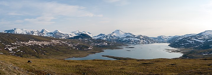 Vy mot Sulitelma och Sårjåsjávrre från toppen av Sårjåstjåhkkå (1069 m ö.h.)