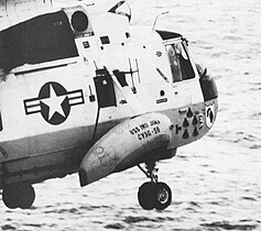 O Helicopter 66 com cinco marcas de vitória em forma de cápsulas espaciais, representando a recuperação de astronautas do oceano das cinco missões do programa Apollo, 1970