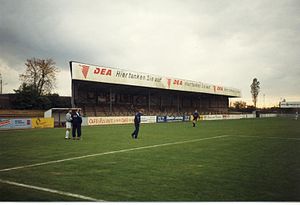 Stadion an der Meldorfer Straße bei einem Spiel des Heider SV gegen den FC St. Pauli II im Jahr 1994