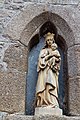 Vierge à l'Enfant dans une niche du mur nord.