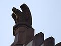 Steinskulptur auf einem Hausgiebel in Darmstadt