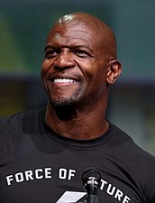 Terry Crews dans le rôle du capitaine-adjoint Terry Jeffords.