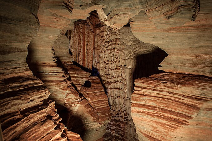 巴西米納斯吉拉斯州蘇米多羅州立公園拉皮尼亞山洞的岩石紋理。
