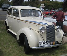 Holden (Modèle J) de 1946. Notez le pare-brise et le toit divisés.