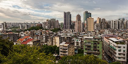 Vista panorâmica de Macau, território português até o final de 1999, atualmente é uma Região Administrativa Especial da República Popular da China. A língua portuguesa é, ao lado do chinês, o idioma oficial, porém só é falado correntemente por cerca de 0,6% da população. (definição 4 678 × 2 365)