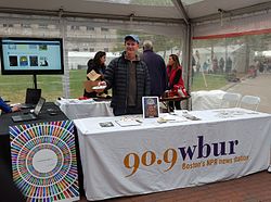 Информационният щанд на WBUR-FM на фестивала на книгите в Бостън през 2015 г.