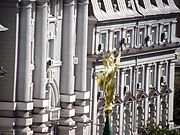 Фігура Архангела Михаїла на фоні будівлі СБУ