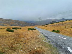 Висорамнината со локалниот пат до Галичник