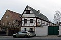 Wohnstallhaus mit Oberlaube, Seitengebäude und Scheune eines Dreiseithofes