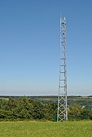 Photographie en couleurs, représentant l'antenne-relais implantée à Prat.