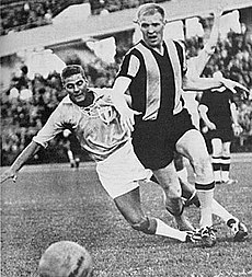 Vänster: Folke Holmberg i tigerrandig tröja. Höger: Match mellan Hammarby IF (svart-gul dräkt) och Malmö FF.