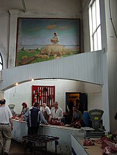 Le marché en 2002, avec une fresque probablement soviétique