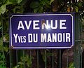 Plaque de l'avenue Yves-du-Manoir à Paris.