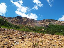 磐梯山の馬蹄型カルデラ底からの、南から南西側のカルデラ壁の光景。