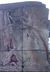 Sculpture en bas-relief de Louis Dupont montrant le cheval Bayard se débattant dans l'eau - tentative de noyade de Bayard par Charlemagne