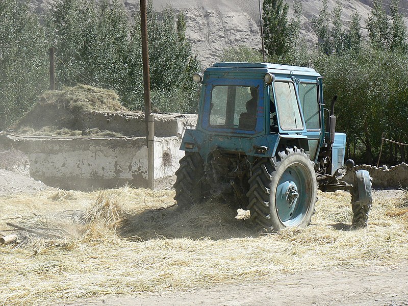 http://upload.wikimedia.org/wikipedia/commons/thumb/5/59/Belarus_Tractor_in_Tajikistan.jpg/800px-Belarus_Tractor_in_Tajikistan.jpg