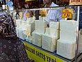 Eminönü'de Ezine peyniri satan bir peynirci