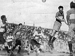 Evaristo jako hráč klubu Boca Juniors hlavičkující ve finále argentinské Primera División 1930 proti klubu Gimnasia