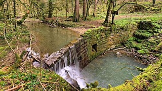 Le barrage de l'ancien moulin sur le ruisseau de Rochanon.