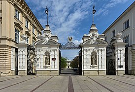 Brama Główna kampus centralny Uniwersytetu Warszawskiego 2019.jpg