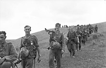 German infantry marching, Soviet Union, June 1943 Bundesarchiv Bild 101I-219-0595-05, Russland-Mitte-Sud, Infanteristen.jpg