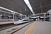 Jinqin háhraðalestin (CRH380A EMU) sem fer á 350km/klst. á milli Tianjin borghéraðs og Qinhuangdao borgar í Hebei héraði, liggur um Tangshan borg. Hraðast fer lestin 416.6 km/klst.