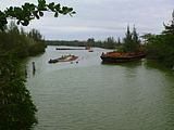 Canal Parque Estadual da Costa do Sol, Stichkanal nach Arraial do Cabo mit Hinterlassenschaften der örtlichen Soda-Industrie