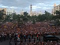 Aficionats del València a la Plaça de l'Ajuntament de València durant l'acte oficial al consistori.