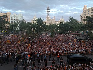 25/05: Aficionats del València CF omplin la Plaça de l'Ajuntament de València en les celebracions pel títol de Copa del 2019.