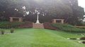 Христианский крест на военном кладбище Майнамати, Комилла, Бангладеш в память о солдате Первой мировой войны 01.jpg