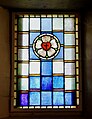 Östliches Kirchenfenster mit der Lutherrose, Symbol evangelisch-lutherischer Kirchen