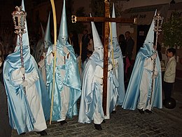 Članovi španjolske bratovštine iz mjesta El Puerto de Santa María (Cádiz) u nedjeljnoj procesiji ..